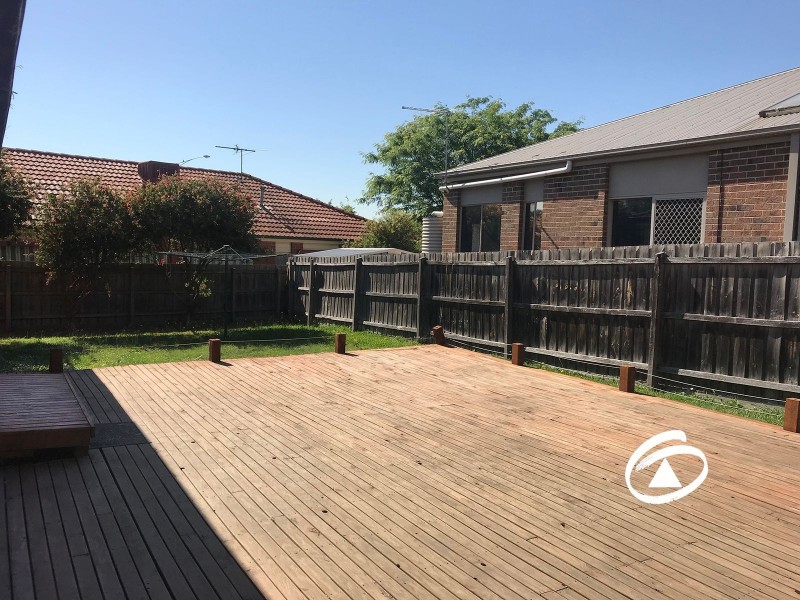17 Stradbroke Close, Berwick VIC 3806