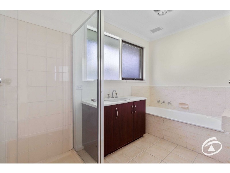 18 Bemersyde Drive, Berwick VIC 3806