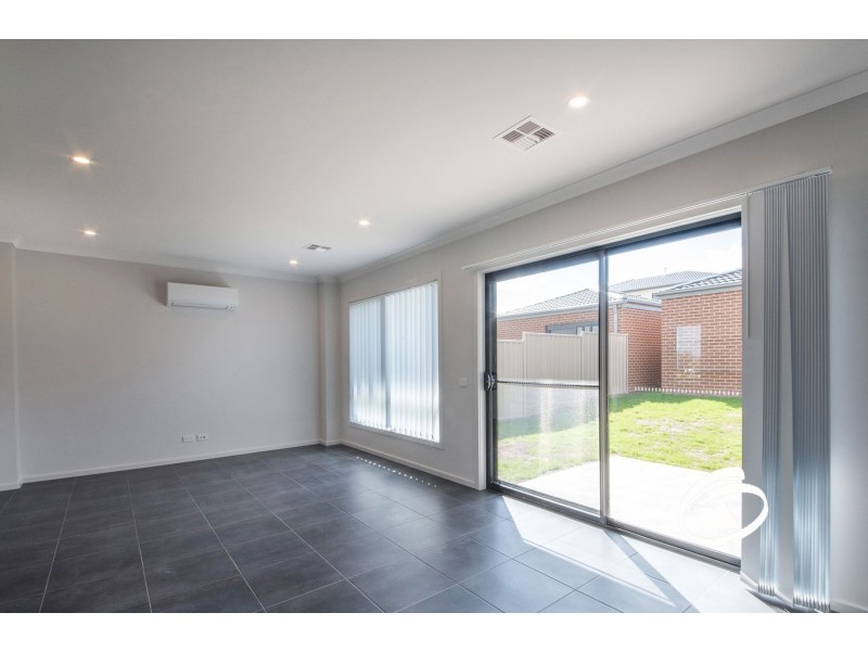 8 Todd Lane, Pakenham VIC 3810