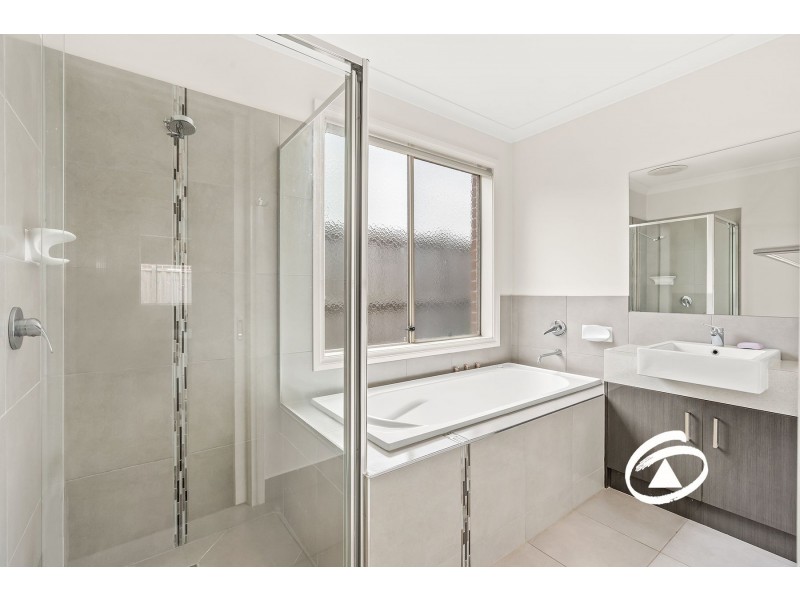 24 Mernoo Avenue, Clyde North VIC 3978