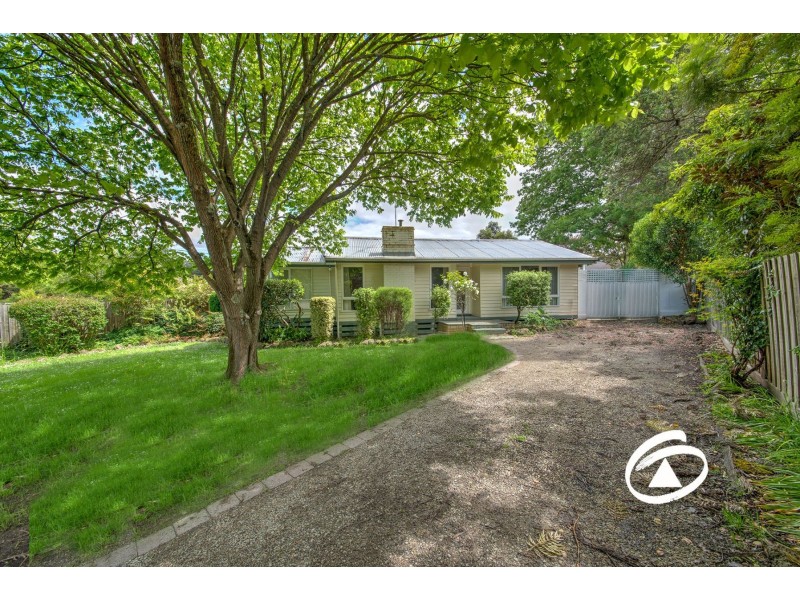 8 Hazeldene Court, Berwick VIC 3806