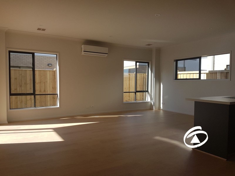 8 Nolan Crescent, Officer VIC 3809