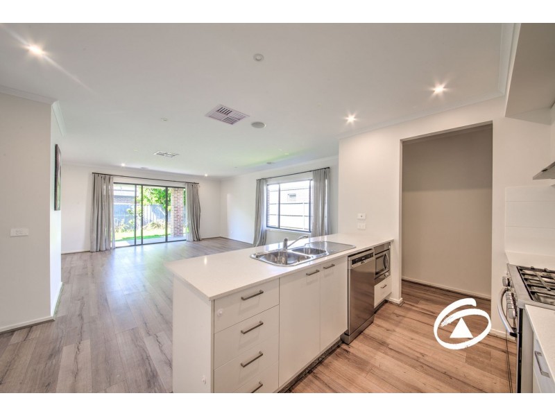 9 Lucinda Lane, Cranbourne North VIC 3977