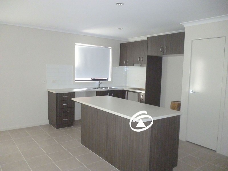 76 Fallingwater Drive, Pakenham VIC 3810