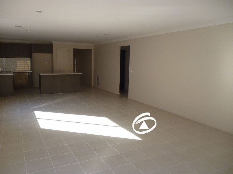 76 Fallingwater Drive, Pakenham VIC 3810