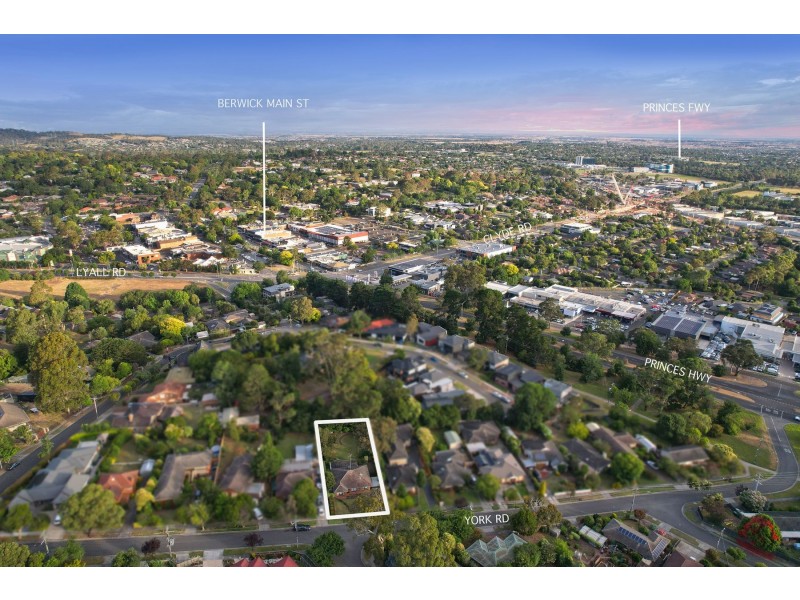 16 York Road, Berwick VIC 3806