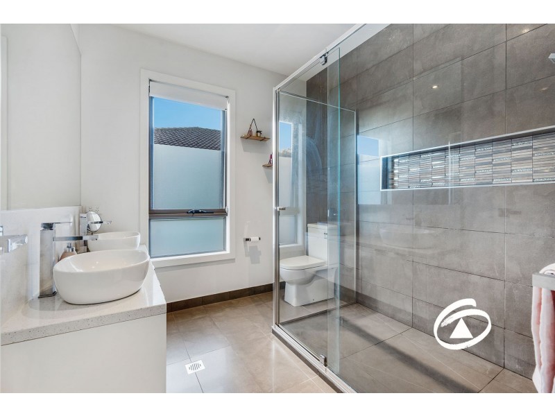 8 Araluen Rise, Narre Warren VIC 3805