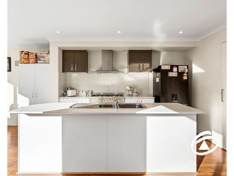 6 Fernlea Street, Clyde North VIC 3978