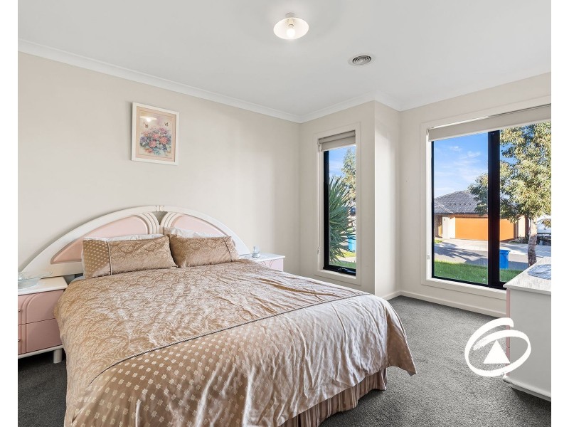 6 Fernlea Street, Clyde North VIC 3978