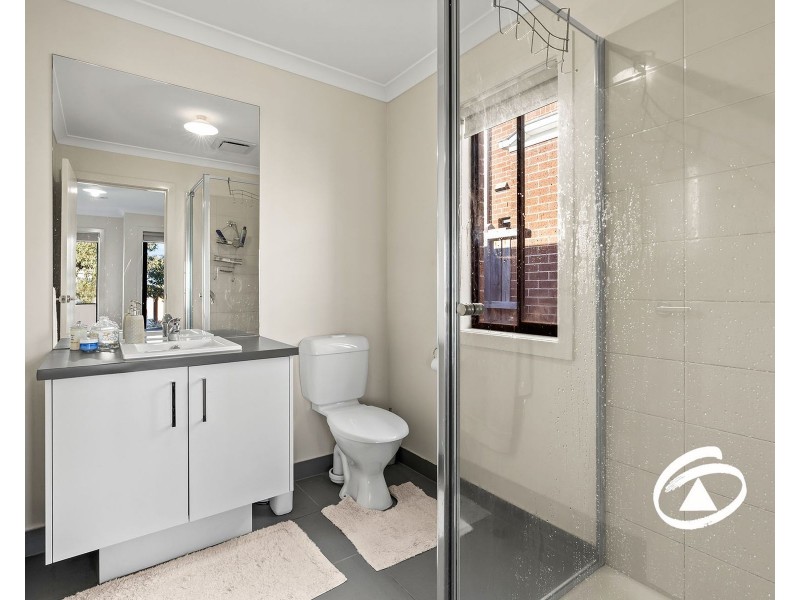 6 Fernlea Street, Clyde North VIC 3978