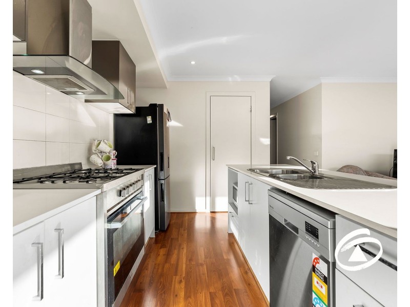 6 Fernlea Street, Clyde North VIC 3978