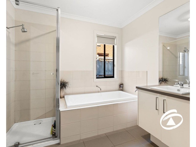 6 Fernlea Street, Clyde North VIC 3978