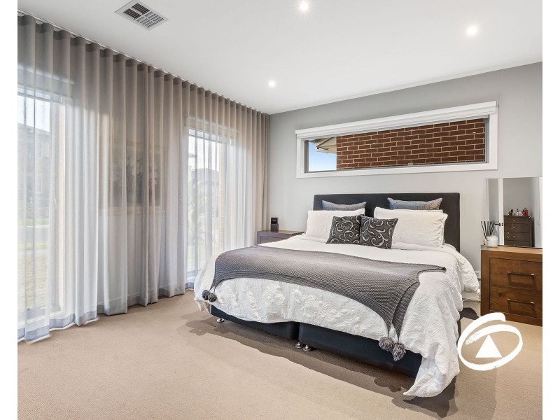 3 Graziers Crescent, Clyde North VIC 3978