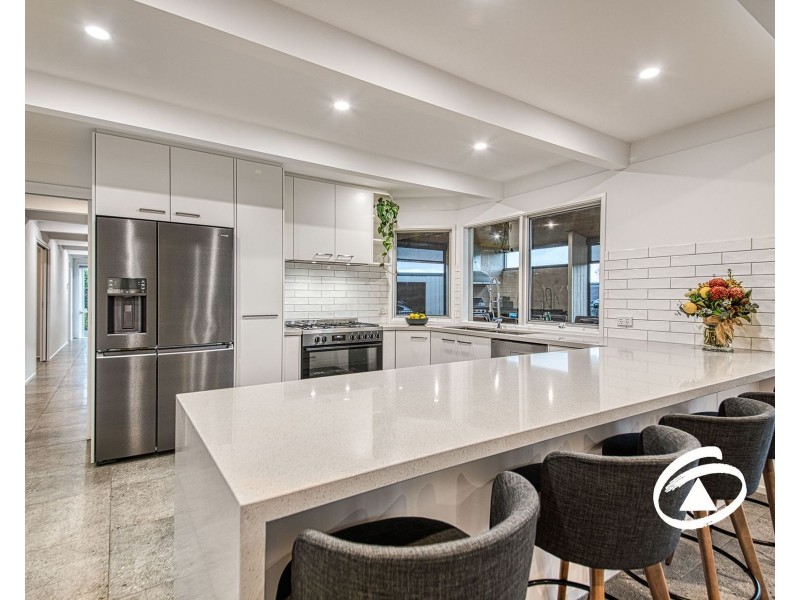 6 Ellaswood Close, Berwick VIC 3806