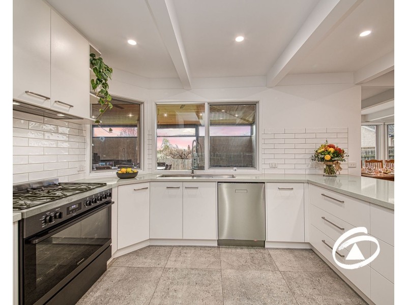 6 Ellaswood Close, Berwick VIC 3806