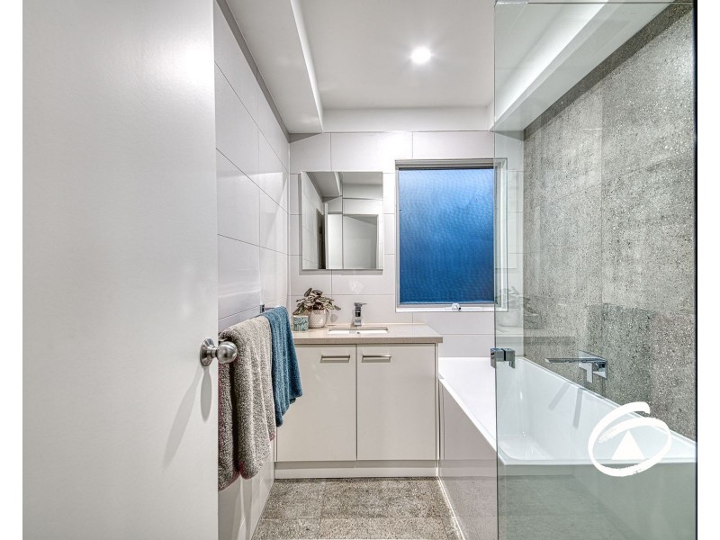 6 Ellaswood Close, Berwick VIC 3806