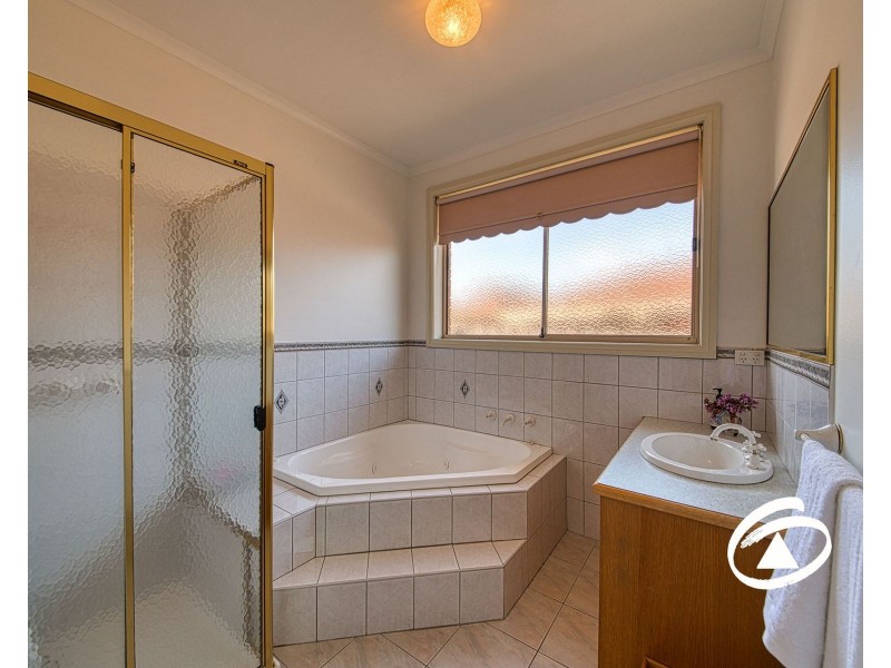 4 Holly Place, Narre Warren VIC 3805