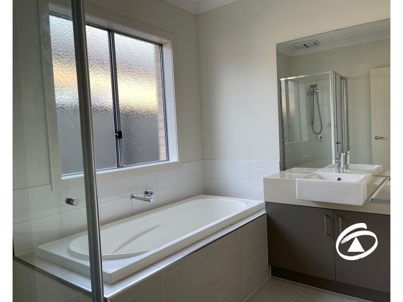 19 Connewara Crescent, Clyde North VIC 3978