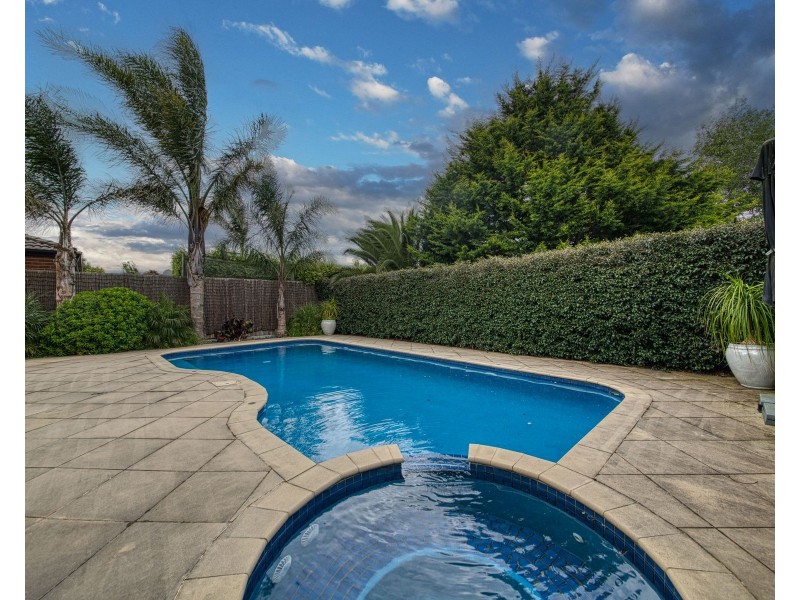 5 McCubbin Way, Berwick VIC 3806