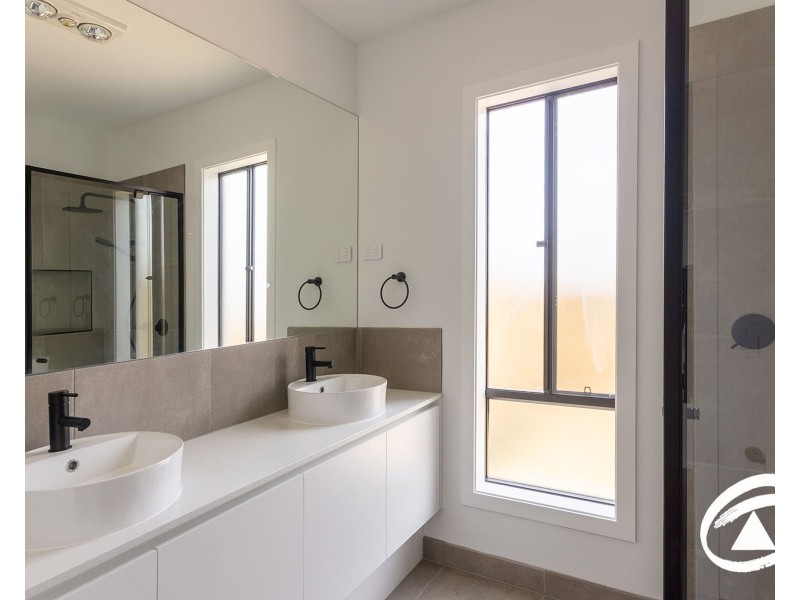 1 Veal Court, Clyde North VIC 3978