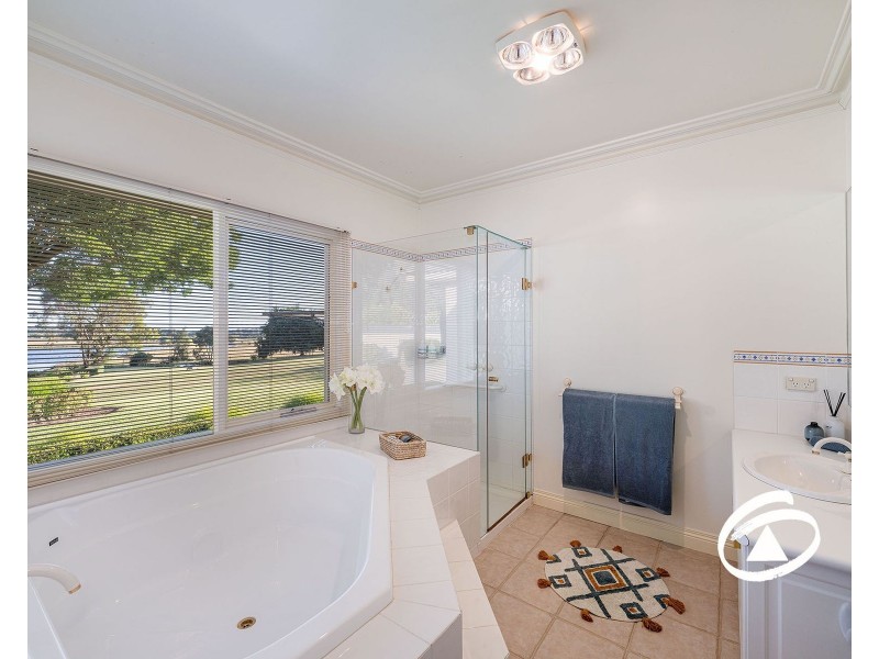 18 Farm Lane, Berwick VIC 3806