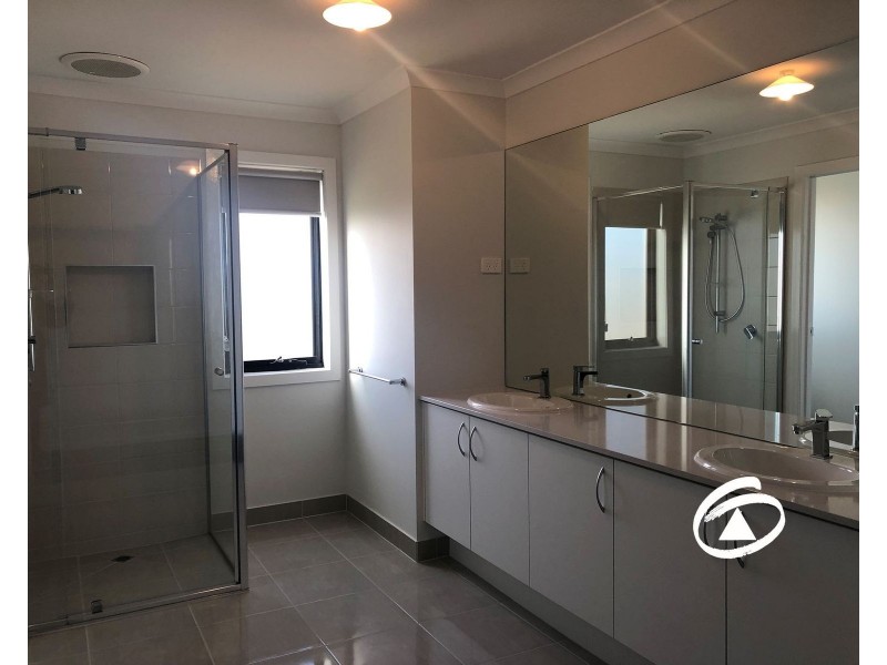 28 Speargrass Close, Clyde North VIC 3978