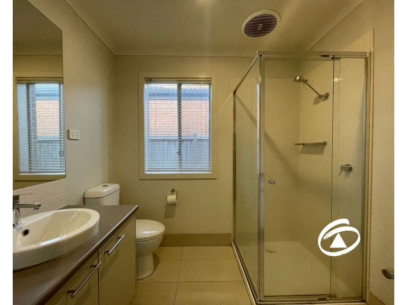 60 Chantenay Parade, Cranbourne North VIC 3977