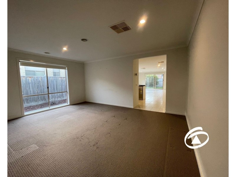60 Chantenay Parade, Cranbourne North VIC 3977