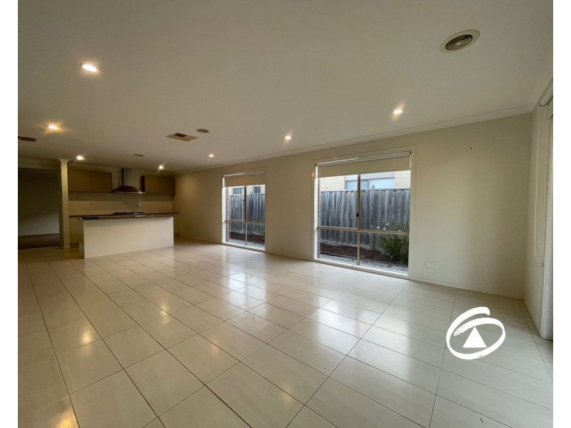 60 Chantenay Parade, Cranbourne North VIC 3977