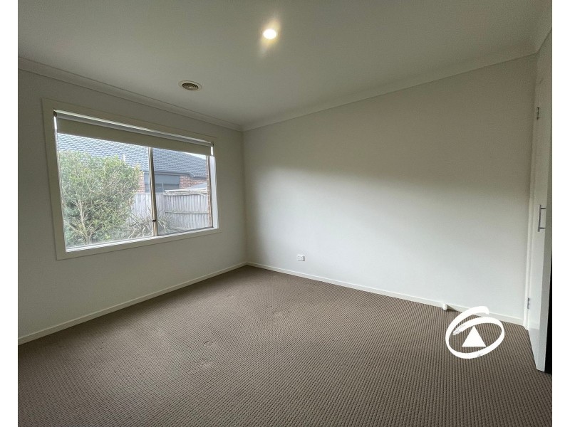 60 Chantenay Parade, Cranbourne North VIC 3977