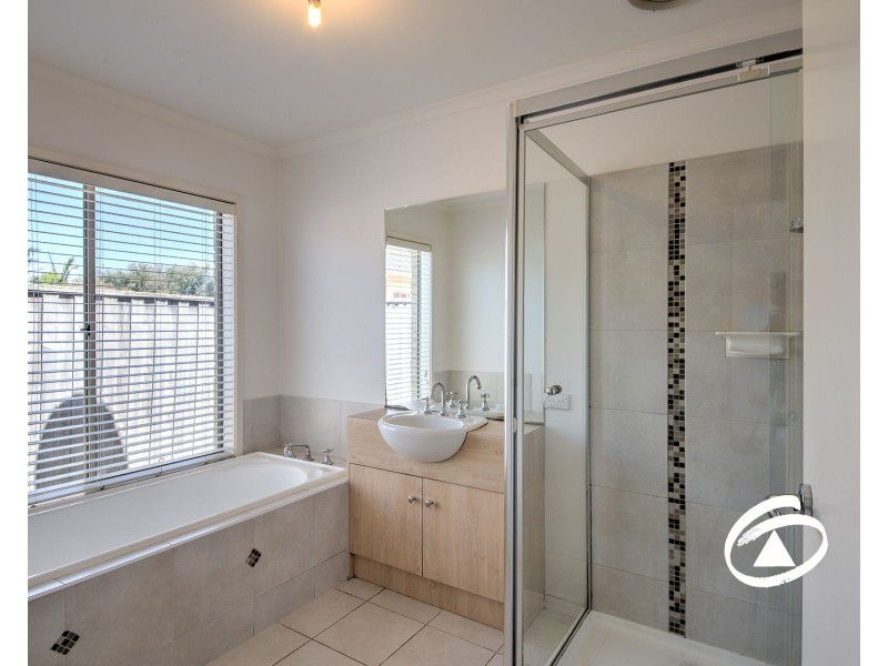 13 Yorkshire Drive, Cranbourne North VIC 3977