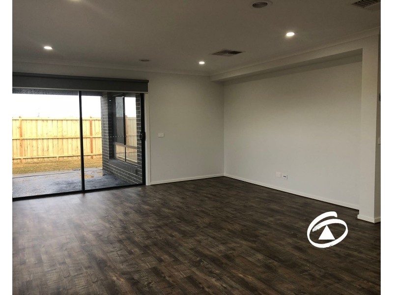 16 Speargrass Close, Clyde North VIC 3978