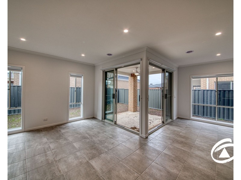 35 Noah Road, Clyde North VIC 3978