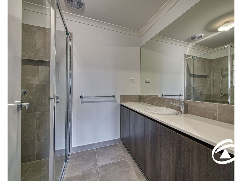 35 Noah Road, Clyde North VIC 3978