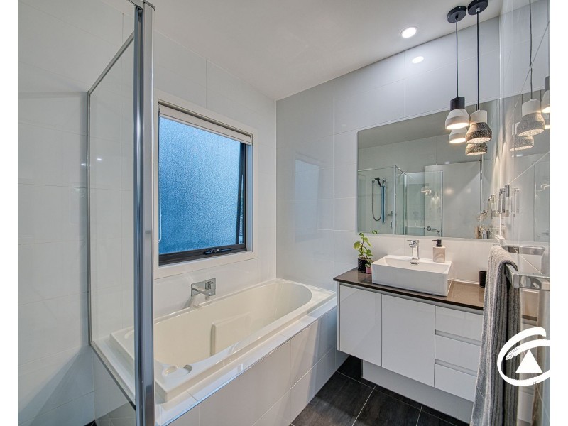 2/5 Gamble Avenue, Berwick VIC 3806