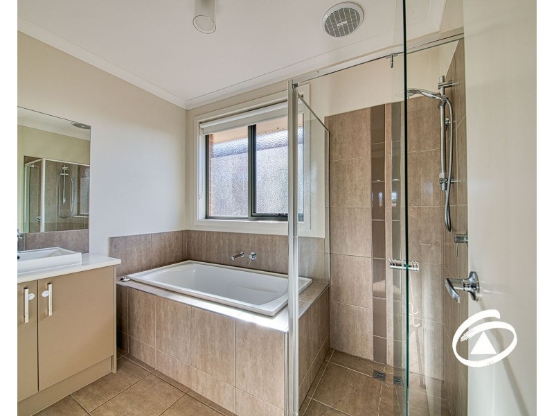 39 Nixon Drive, Berwick VIC 3806