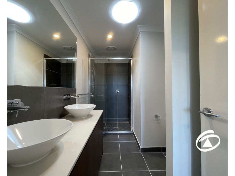 7 Mortdale Lane, Clyde North VIC 3978