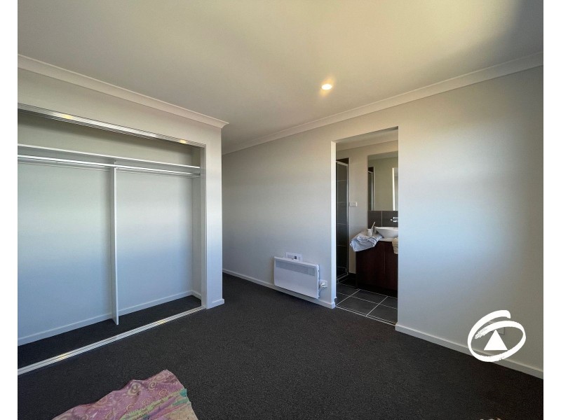 7 Mortdale Lane, Clyde North VIC 3978