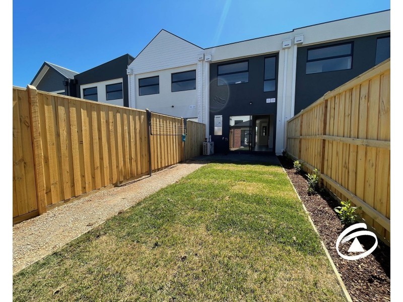7 Mortdale Lane, Clyde North VIC 3978