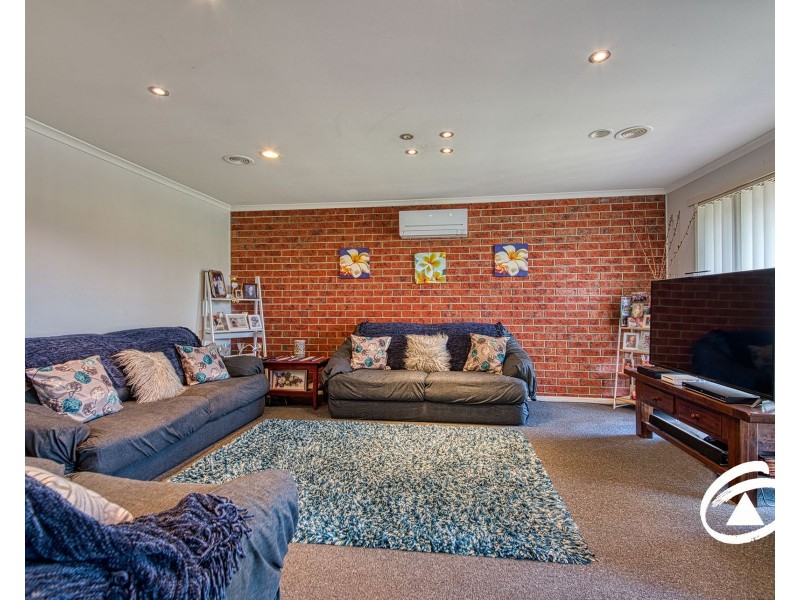 2A Dunlavin Way, Cranbourne East VIC 3977