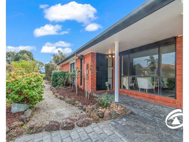 2/2 Hoysted Avenue, Cranbourne North VIC 3977