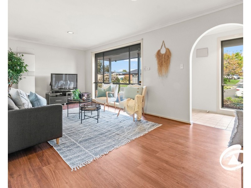 2/2 Hoysted Avenue, Cranbourne North VIC 3977