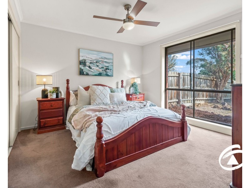 2/2 Hoysted Avenue, Cranbourne North VIC 3977