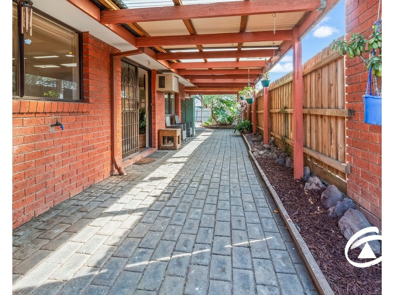 2/2 Hoysted Avenue, Cranbourne North VIC 3977