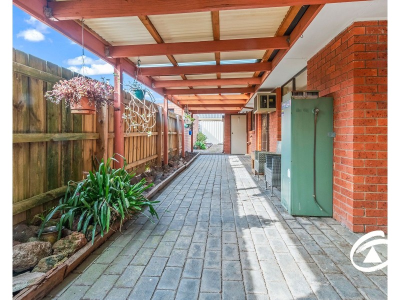 2/2 Hoysted Avenue, Cranbourne North VIC 3977