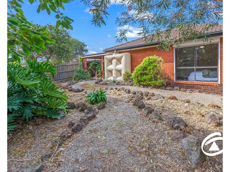 2/2 Hoysted Avenue, Cranbourne North VIC 3977