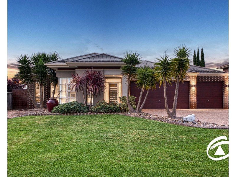 8 Lyrebird Avenue, Pakenham VIC 3810