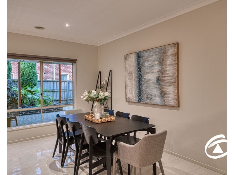 8 Lyrebird Avenue, Pakenham VIC 3810