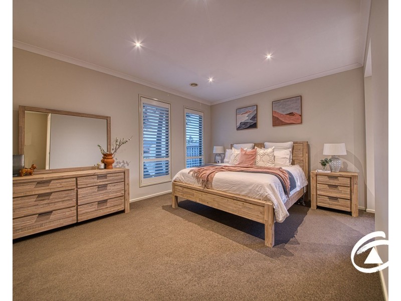 8 Lyrebird Avenue, Pakenham VIC 3810