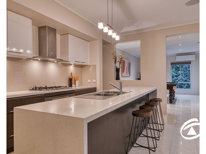 8 Lyrebird Avenue, Pakenham VIC 3810